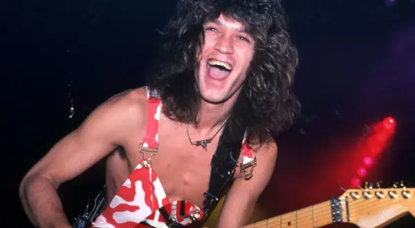 Eddie Van Halen, icona rock, suona la sua chitarra con gioia. La sua morte ha lasciato un vuoto incolmabile.