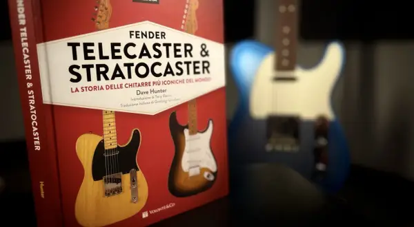Libro "Fender Telecaster & Stratocaster" con chitarre iconiche. Potrebbe contenere informazioni sul fender serial number mexico.