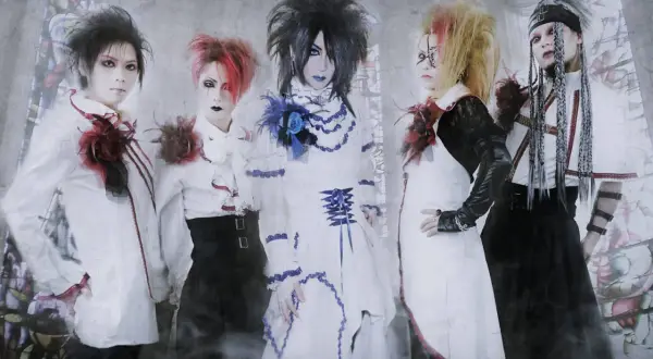 Cinque musicisti con look gotico e capelli colorati, pronti per il loro concerto. Sembrano usciti da un sogno, forse da "moi dix mois".
