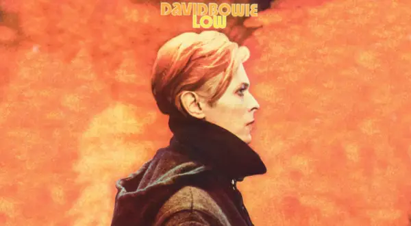 David Bowie in profilo, con sfondo arancione sfumato. L'iconica copertina dell'album "Low" che anticipa le sue canzoni.
