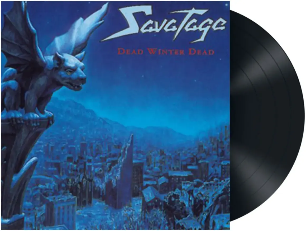 Copertina Savatage "Dead Winter Dead" con un gargoyle su una città innevata e un vinile nero.