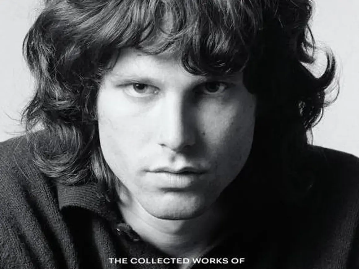 Primo piano di Jim Morrison, icona rock. Nessun riferimento a jim morrison figli.
