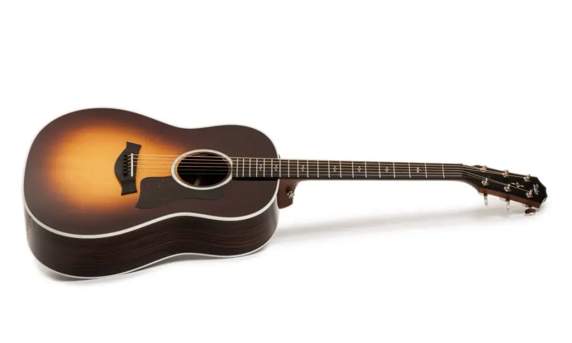 Chitarra acustica Taylor con finitura sunburst e corpo scuro. Le opinioni su queste chitarre sono sempre positive.