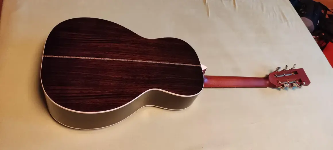 Chitarre Richwood: opinioni positive sul body scuro e il manico in mogano di questa acustica.