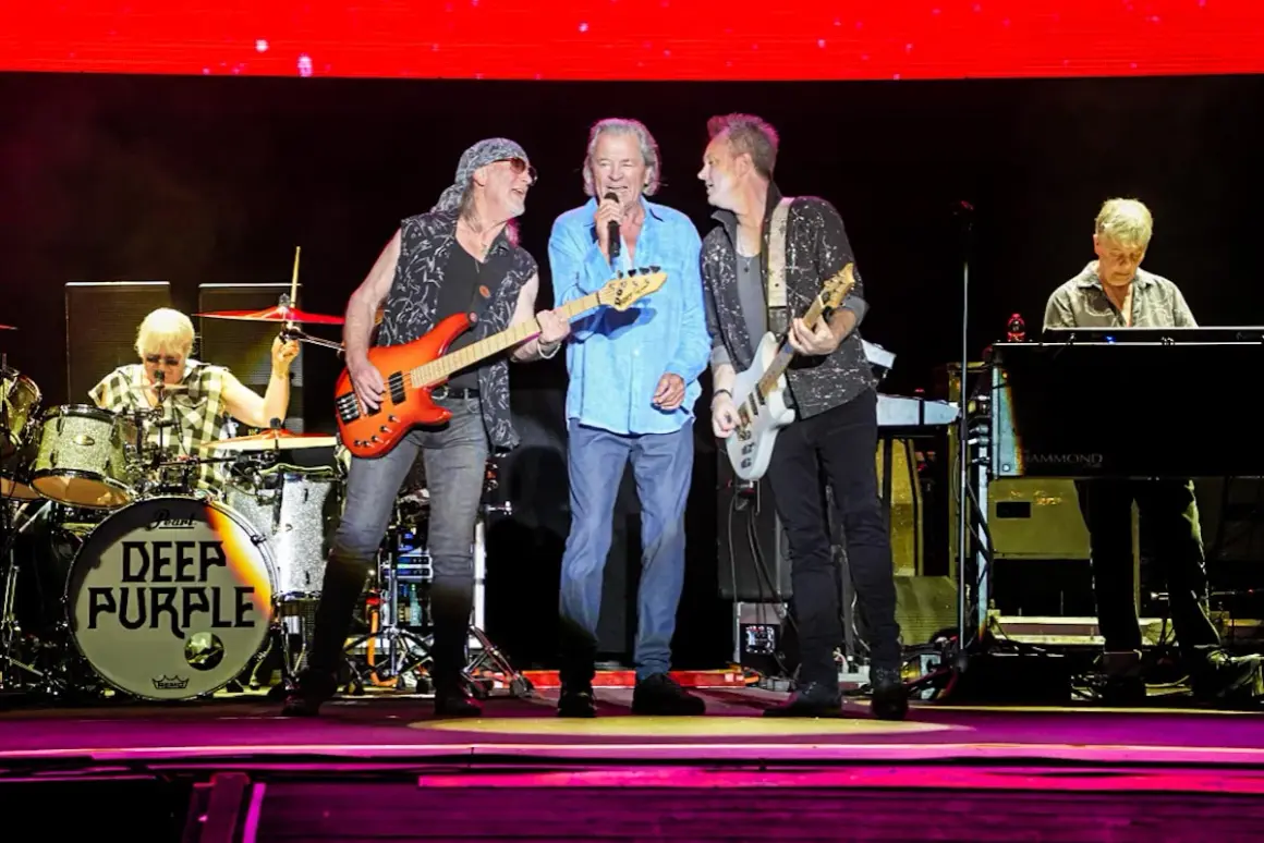 I Deep Purple sul palco, con Ian Gillan al microfono, eseguono le loro iconiche canzoni di "Machine Head".