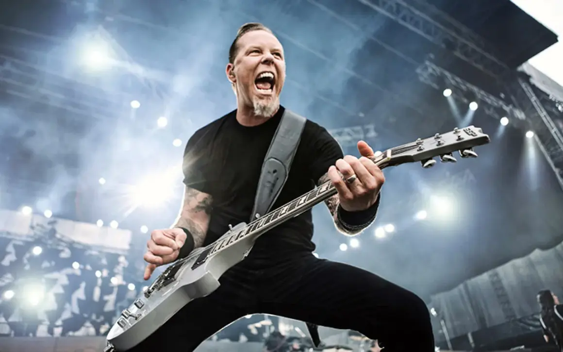 James Hetfield giovane, chitarrista dei Metallica, urla sul palco con la sua chitarra.