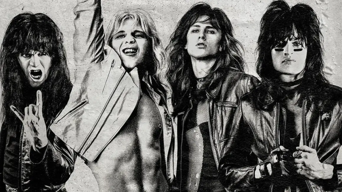 I quattro membri dei Motley Crue anni 80, con look ribelle e pose iconiche, pronti a scatenare il rock.