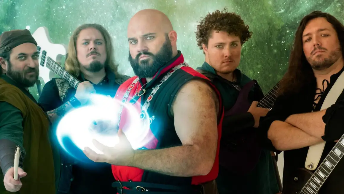 Cinque musicisti con abiti fantasy, uno con una sfera di energia blu, pronti a far sì che il killer venga ucciso.