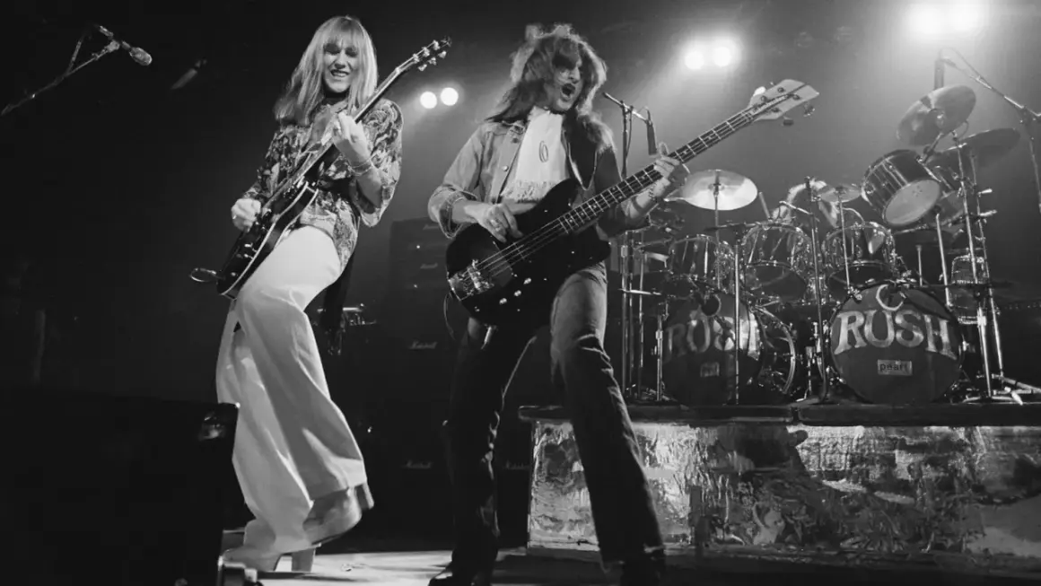Il gruppo musicale Rush sul palco, con Geddy Lee al basso e Alex Lifeson alla chitarra.