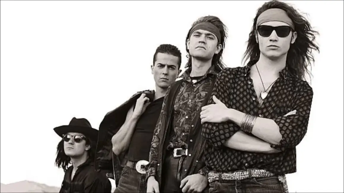 I quattro **eroi del silenzio** posano con sguardo intenso, pronti a conquistare il mondo con la loro musica.