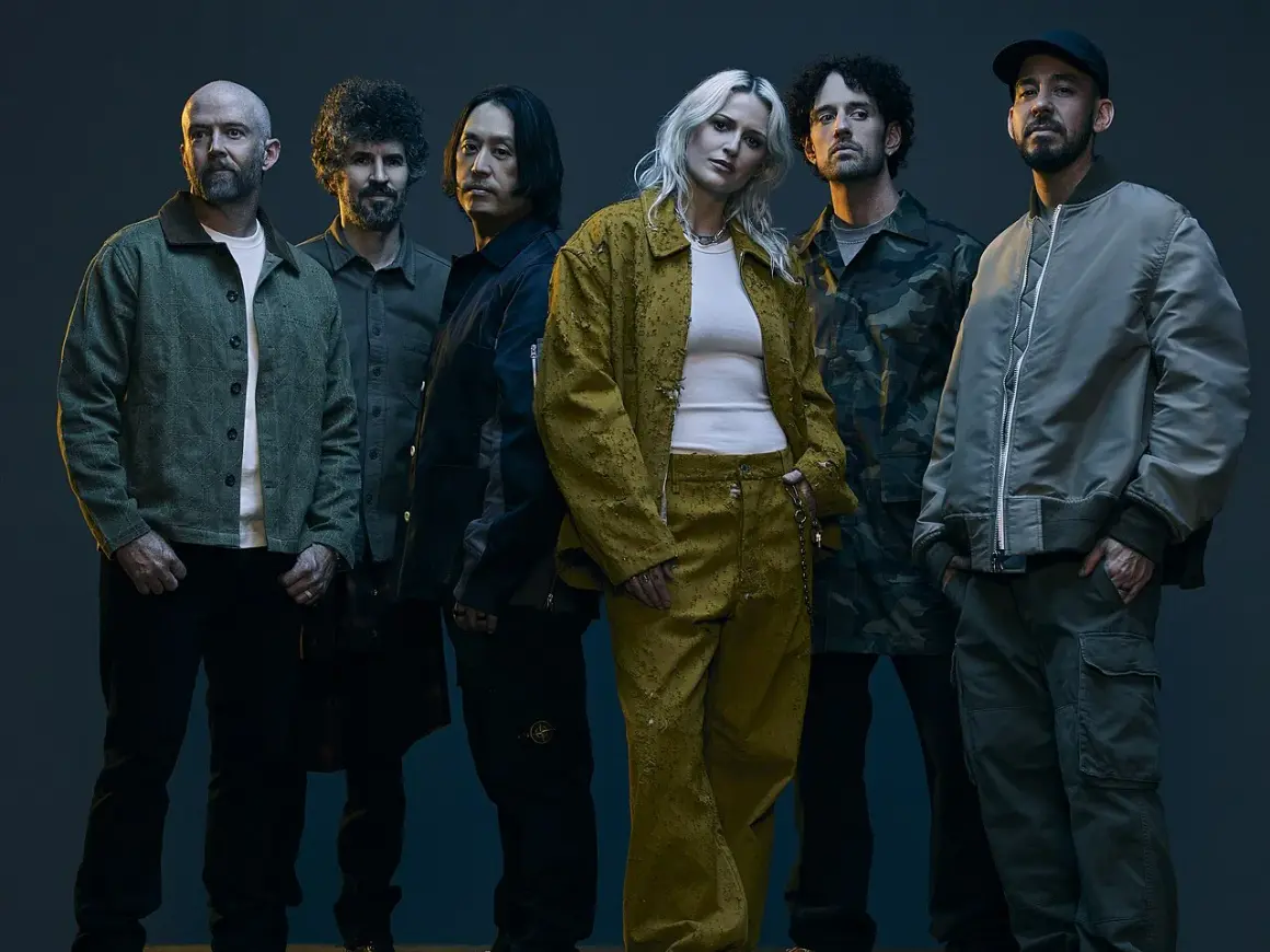 Sei membri di una band posano in abiti casual. L'atmosfera ricorda il genere Linkin Park, con un mix di grinta e stile.