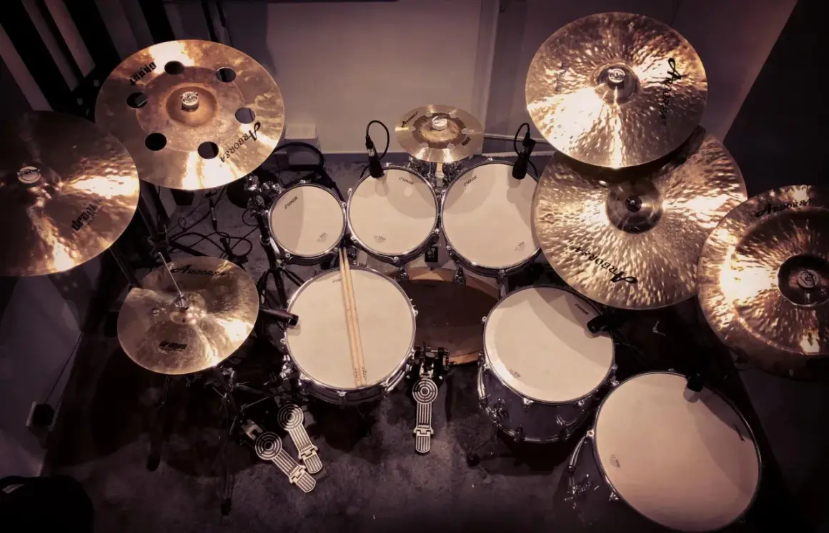 Batteria completa con piatti scintillanti, pronta a creare ogni tipo di battuta in musica.
