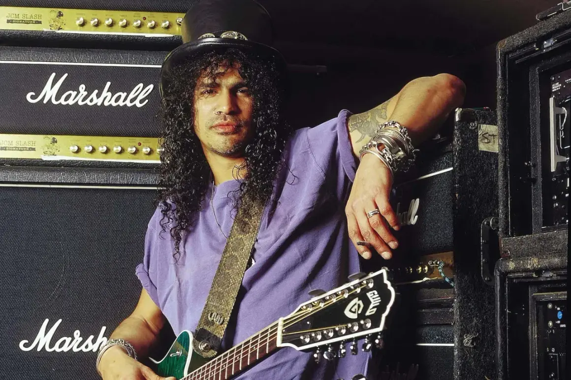 Slash, icona rock degli anni 90, con la sua chitarra e gli amplificatori Marshall.
