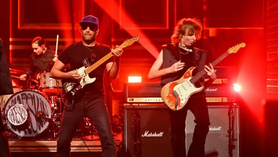 Tom Morello e i Måneskin sul palco, un'esplosione di rock con chitarre e batteria.