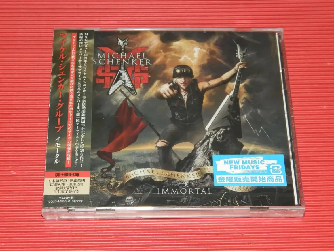 Copertina CD "Immortal" del Michael Schenker Group, con il chitarrista in posa con la sua iconica chitarra.