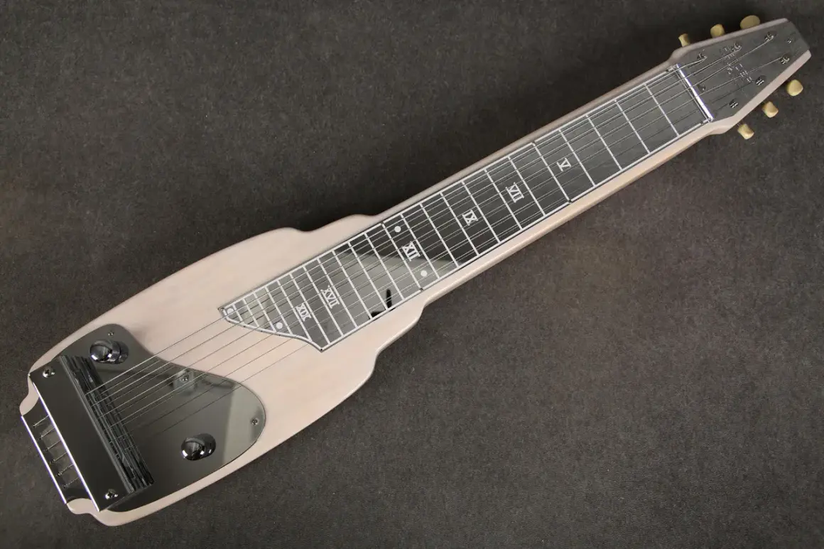 Chitarra hawaiana con finitura chiara, tastiera con numeri romani e pickup cromati, pronta per suonare melodie esotiche.
