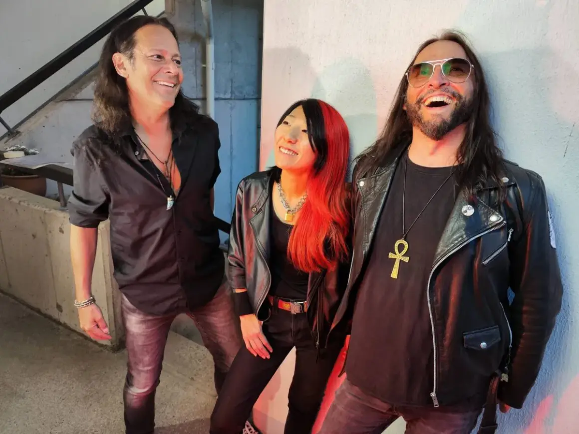 Tre musicisti con look rock, ispirati alle canzoni dei Guns N' Roses Chinese Democracy, sorridono e ridono.