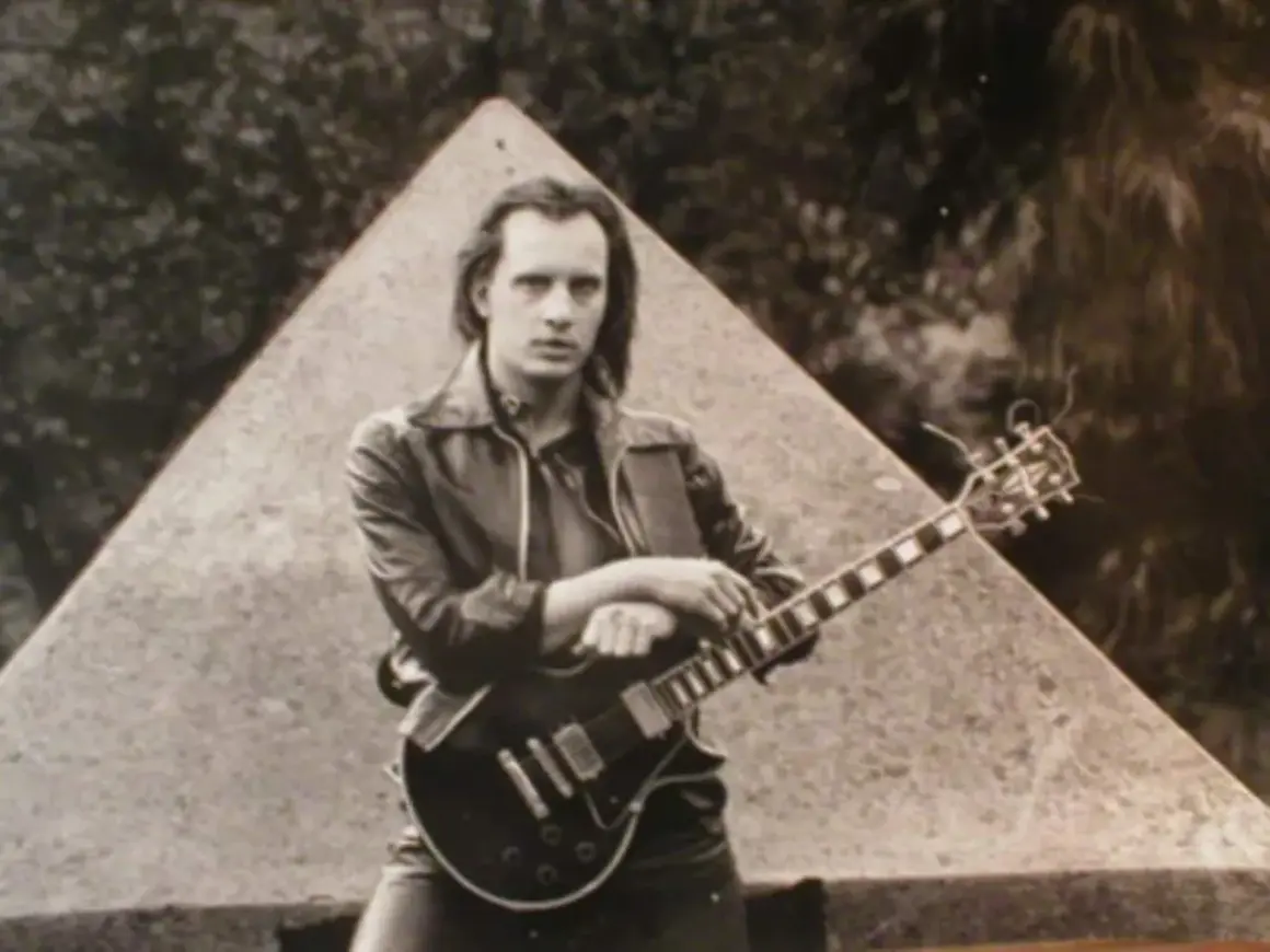 Giovane Richard Benson con la sua chitarra, un'icona rock che non dimenticheremo mai, anche se richard benson morto.