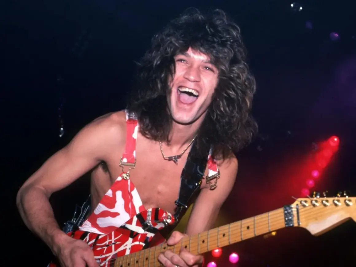 Eddie Van Halen, icona rock, suona la sua chitarra con gioia. La sua morte ha lasciato un vuoto incolmabile.