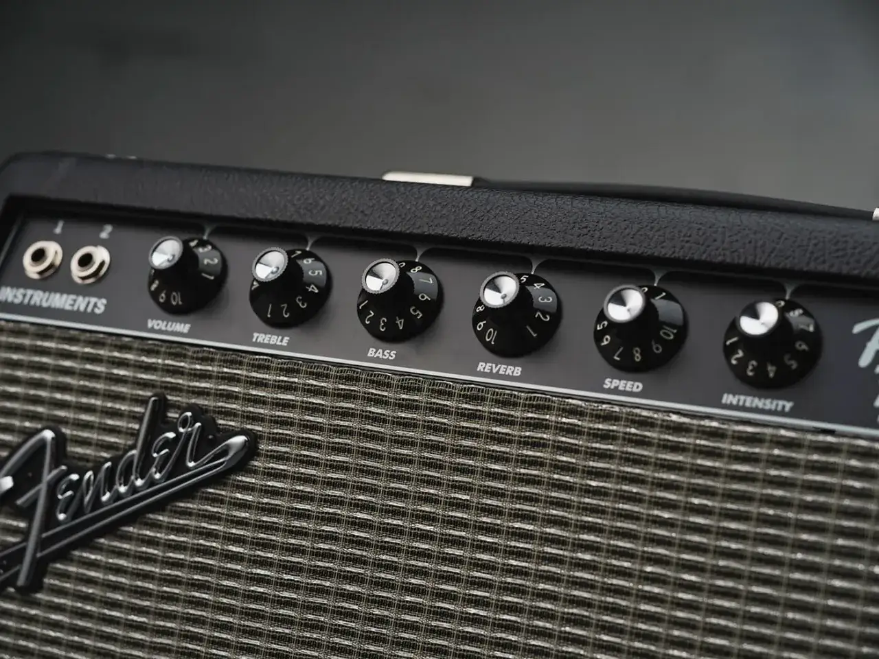 Manopole di un amplificatore Fender, pronte per creare il suono perfetto per la tua chitarra rock.