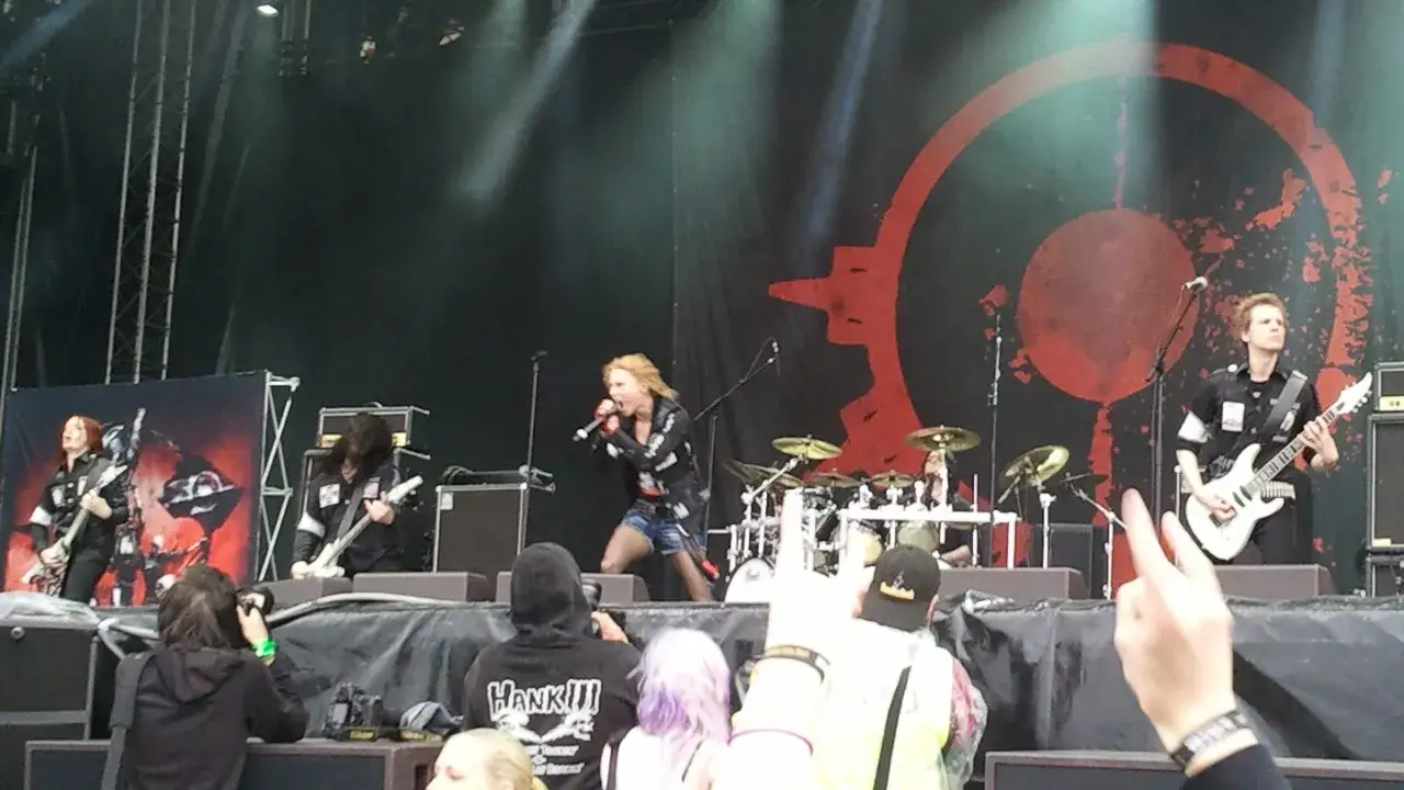I membri di Arch Enemy sul palco, con la cantante Alissa White-Gluz in primo piano.