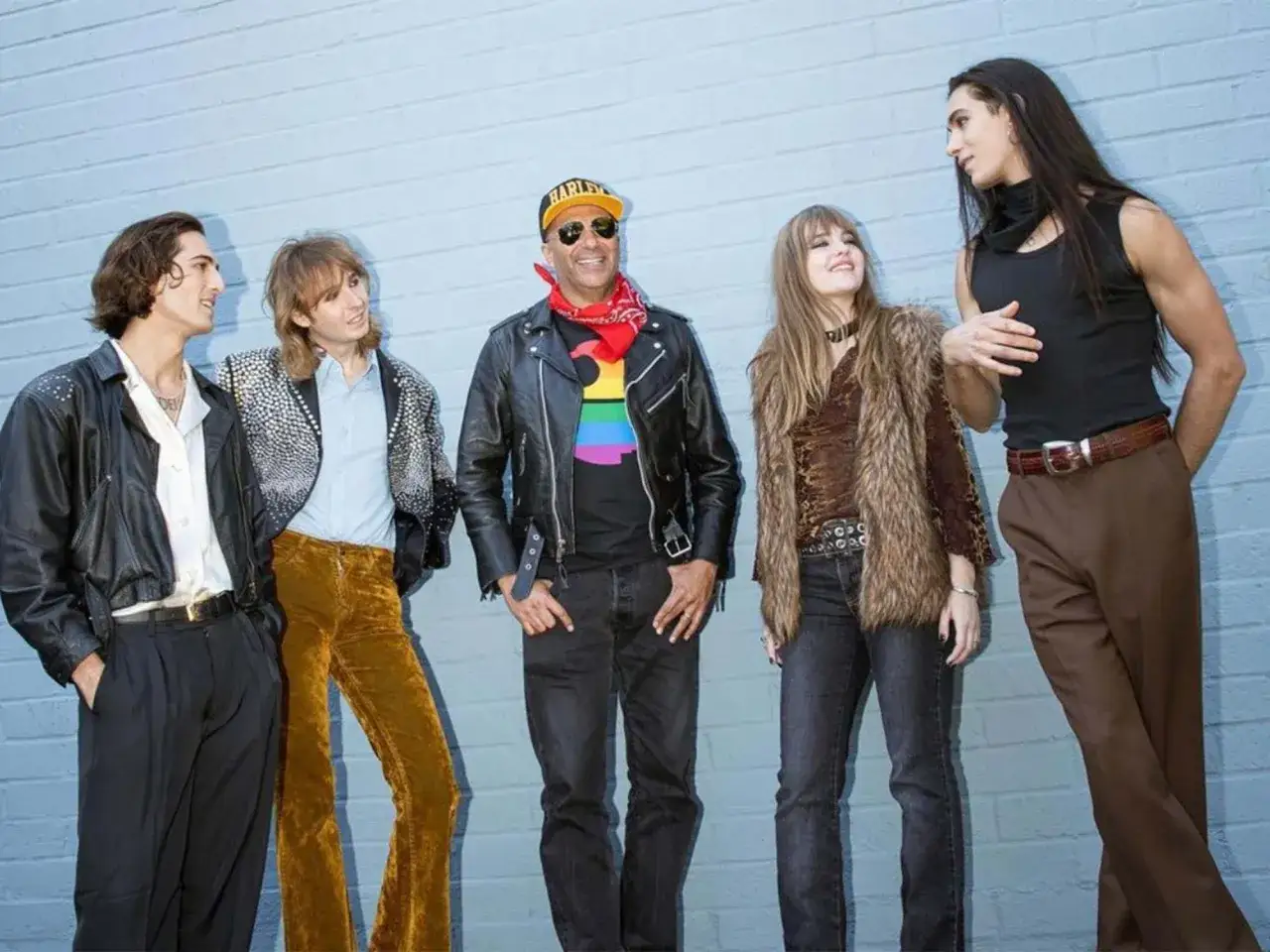 I Maneskin posano con Tom Morello, un incontro di rock e stile.