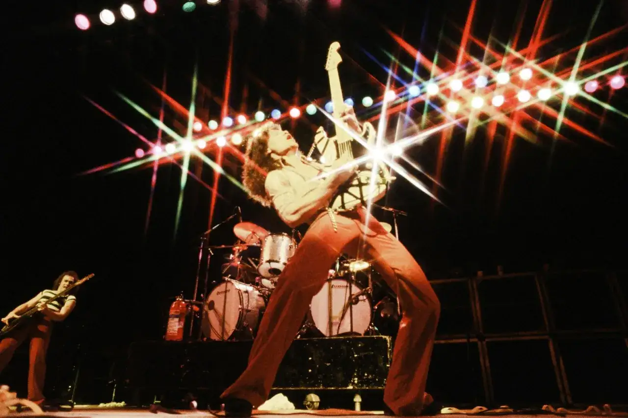 Eddie Van Halen, icona della chitarra, in azione sul palco. La sua morte ha lasciato un vuoto incolmabile nella musica.
