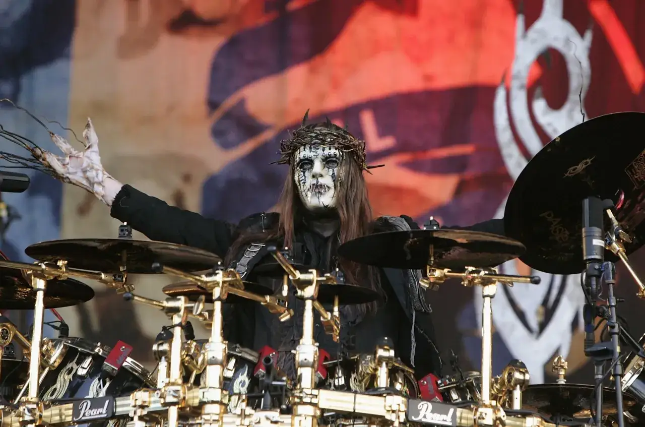 Joey Jordison, batterista della band, con maschera e corona di spine, pronto a colpire la sua batteria Pearl.