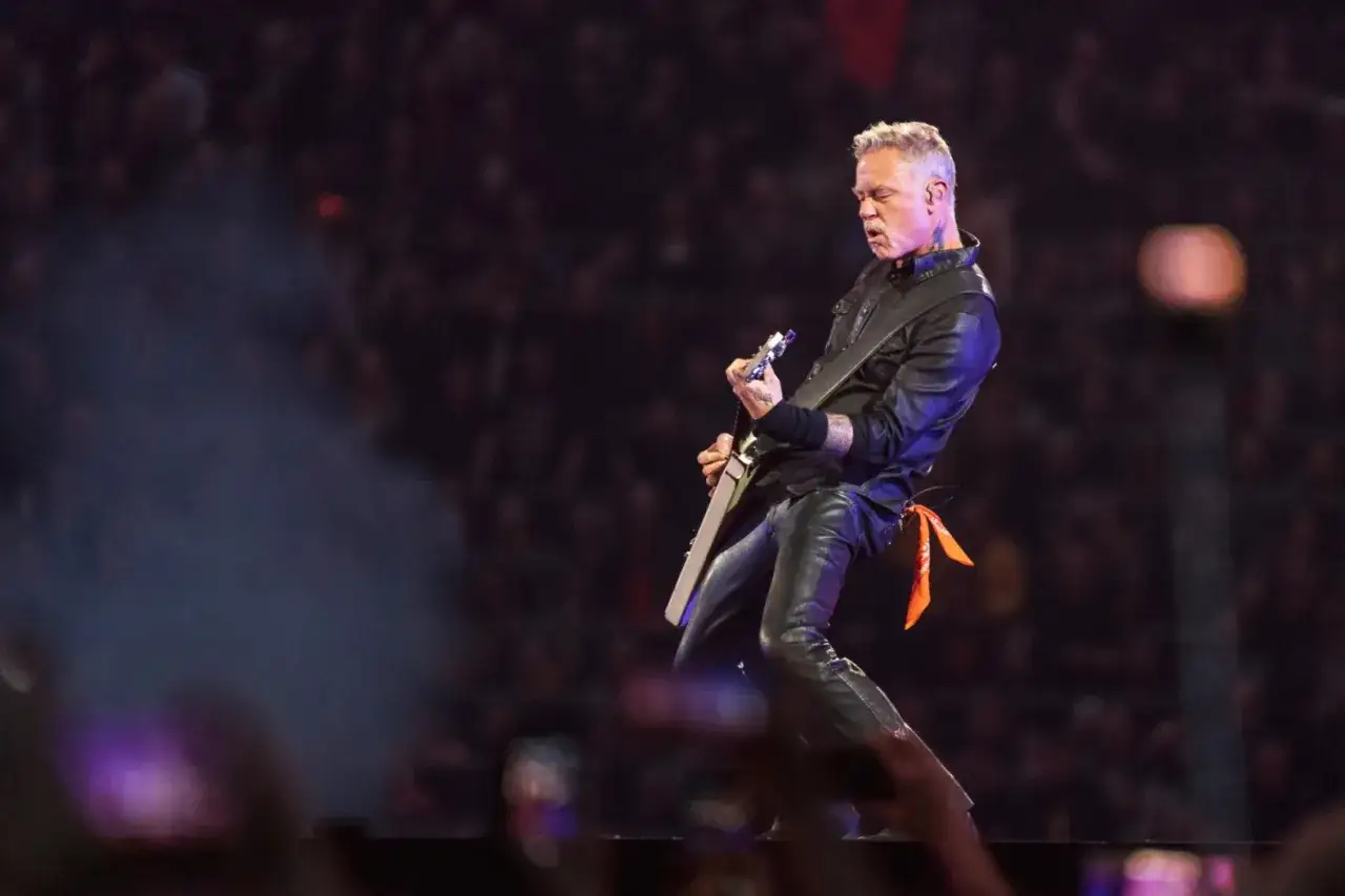 James Hetfield dei Metallica, con la sua chitarra, infiamma il pubblico con un riff potente.