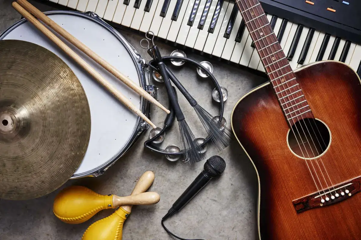 Chitarra, tastiera, batteria, piatti, bacchette, maracas, tamburello e microfono: qual è lo strumento più difficile da suonare?