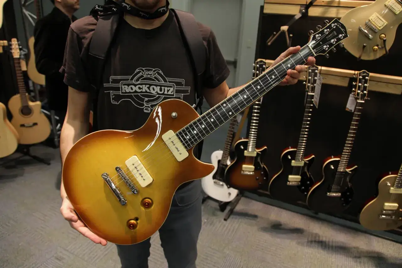 Ragazzo con chitarra Godin, un modello che fa pensare a ottime opinioni per musicisti.