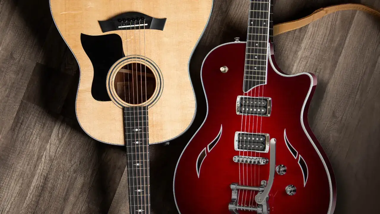 Chitarra acustica in legno chiaro e chitarra elettrica rossa lucida, pronte per chi vuole scoprire se &egrave; pi&ugrave; facile suonare la chitarra elettrica o acustica.