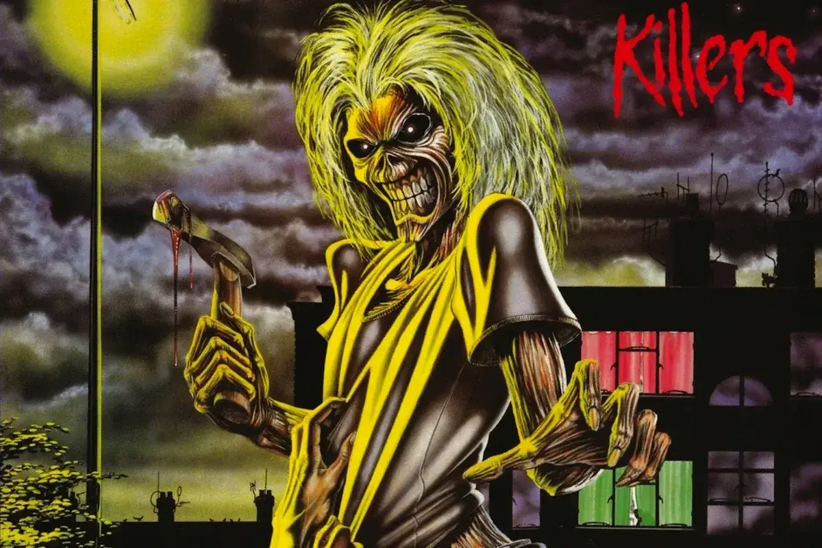 Eddie, il killer iron maiden, brandisce un martello insanguinato sotto una luna minacciosa.
