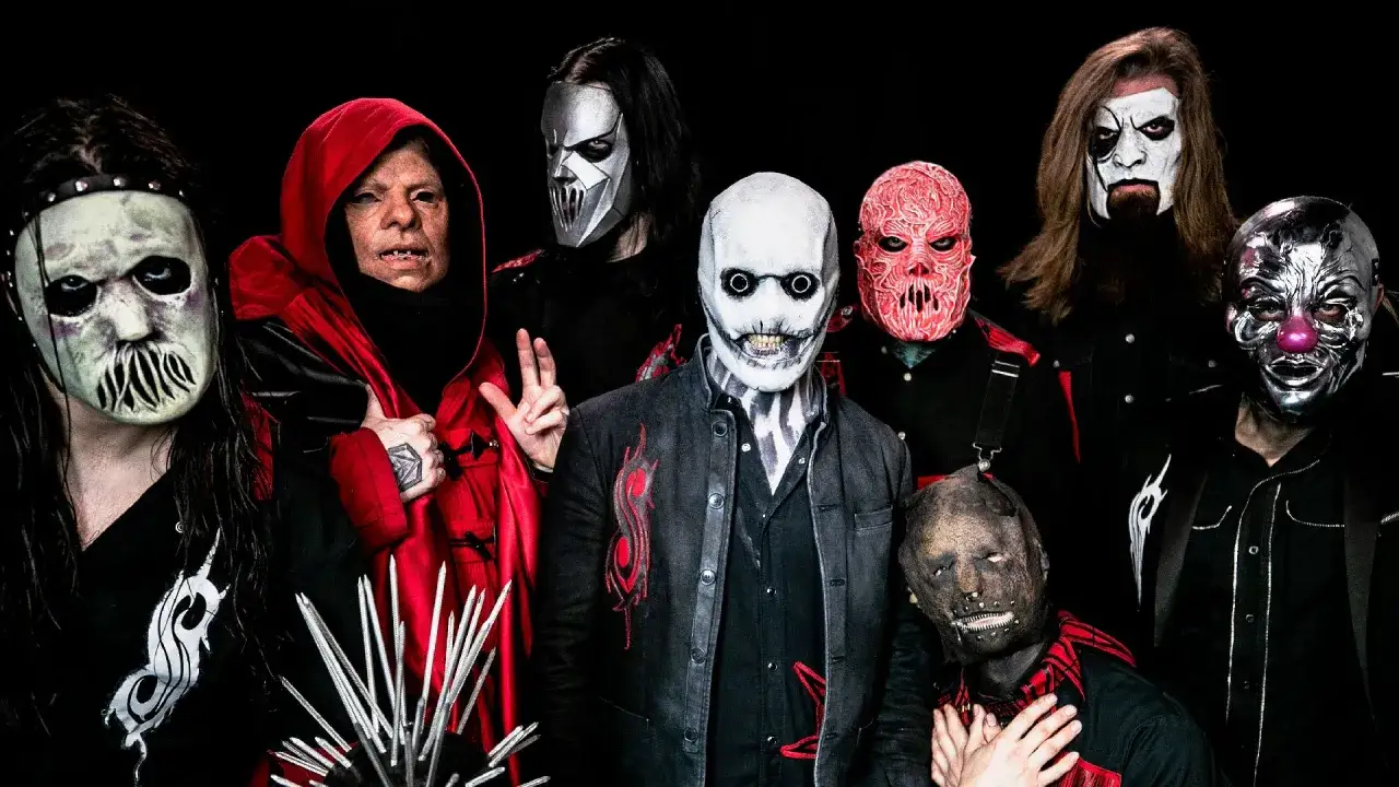 I membri degli Slipknot, tra cui Craig Jones, posano con le loro iconiche maschere.