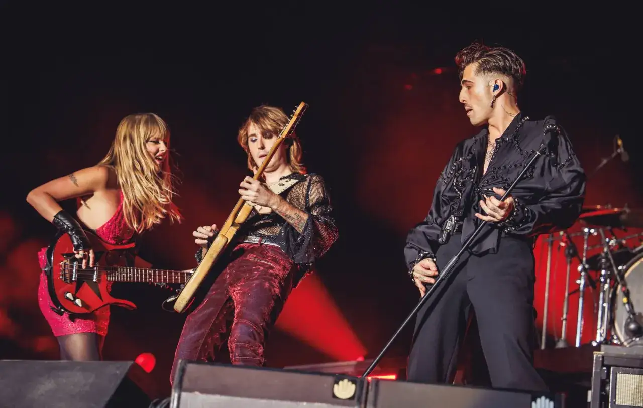 I Maneskin sciolti sul palco, con Victoria che suona il basso, Thomas alla chitarra e Damiano al microfono, in un'esplosione di energia e stile.
