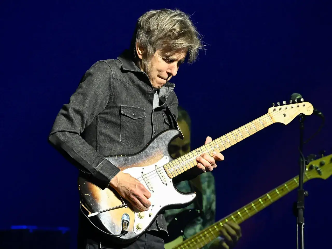 Eric Johnson chitarrista, con i suoi capelli brizzolati e la sua chitarra iconica, incanta il pubblico con la sua maestria.