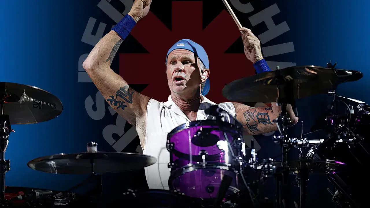 Chad Smith, batterista dei Red Hot Chili Peppers, colpisce la sua batteria viola con energia.
