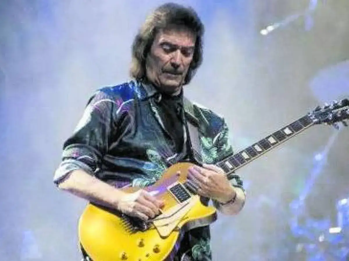 Steve Hackett, chitarrista dei Genesis, suona la sua Gibson Les Paul dorata su un palco illuminato.