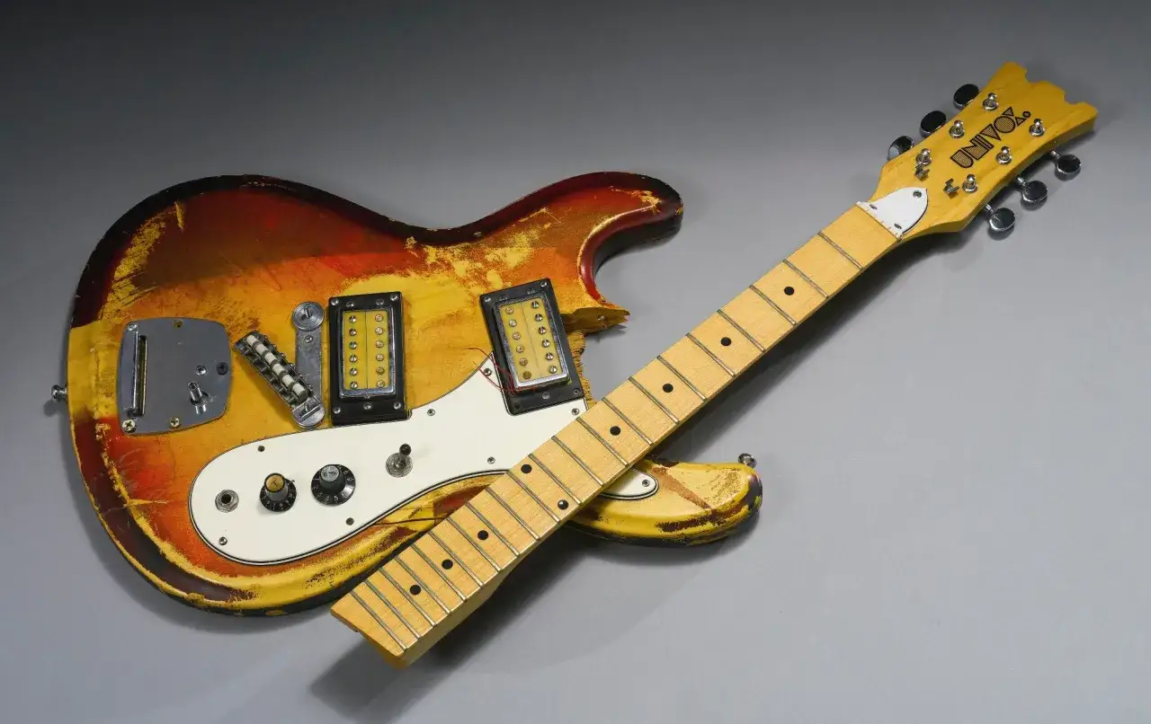 Chitarra Univo usata da Kurt Cobain, con finitura sunburst consumata e graffi evidenti.