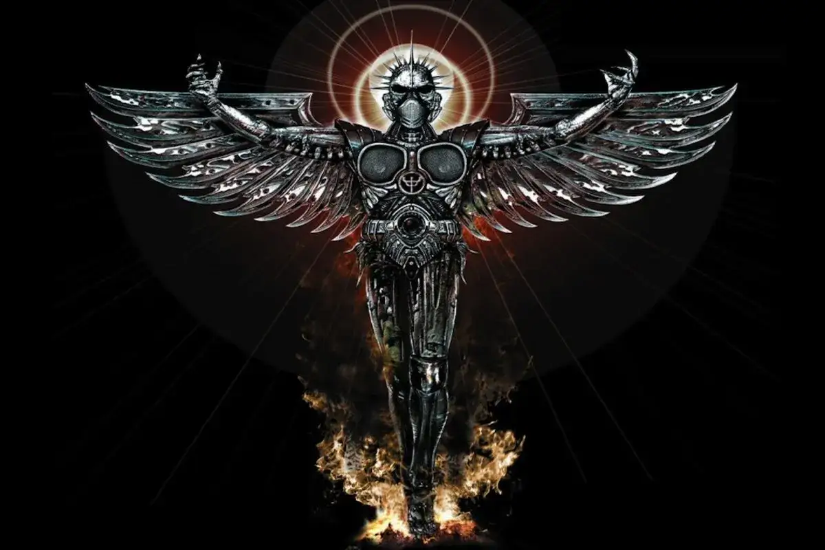 L'angelo della vendetta dei Judas Priest, con ali metalliche e fiamme ai piedi, domina lo sfondo oscuro.
