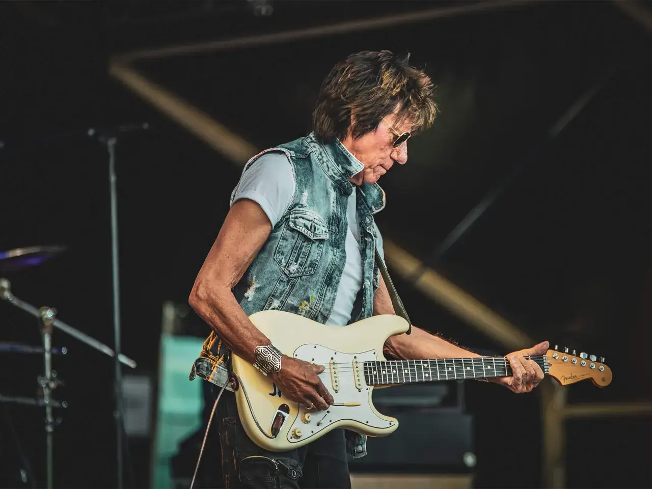 Jeff Beck, con la sua chitarra bianca, incanta il pubblico. La band di Jeff Beck in azione.