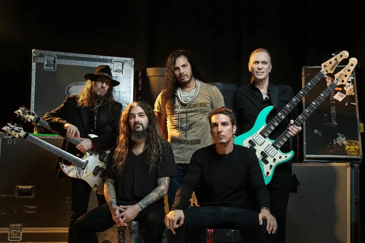 I sons of Apollo posano con le loro chitarre, pronti a scatenare la loro musica.