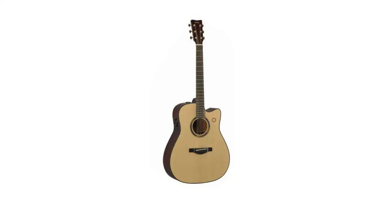 Chitarra acustica Yamaha TransAcoustic, con finitura naturale e corpo cutaway. Ottima per chi cerca opinioni su questo modello.