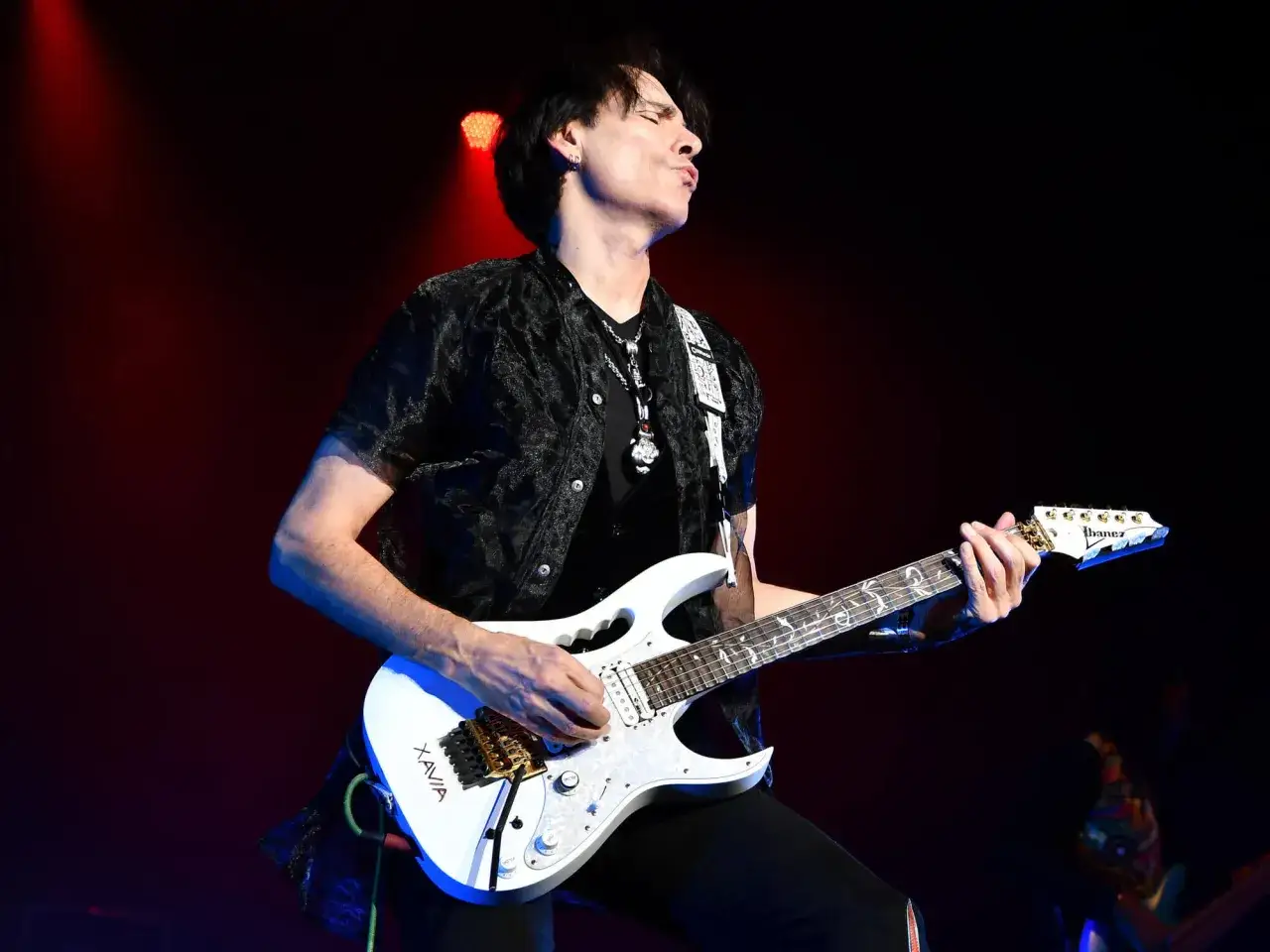 Steve Vai con la sua chitarra bianca