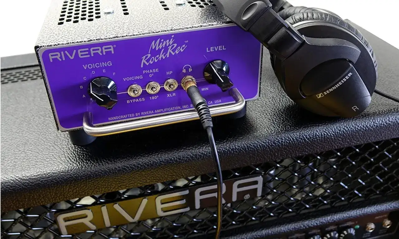 Amplificatore Rivera Mini RockRec con cuffie Sennheiser, pronto per suonare la tua chitarra elettrica in silenzio.