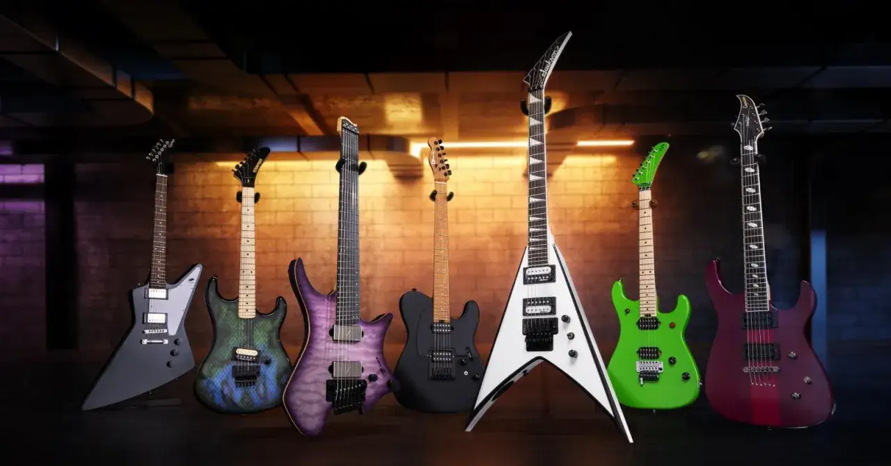 Una parata di chitarre elettriche, tra cui modelli che ricordano lo stile Gibson vs Fender, in varie forme e colori, pronte per il rock.