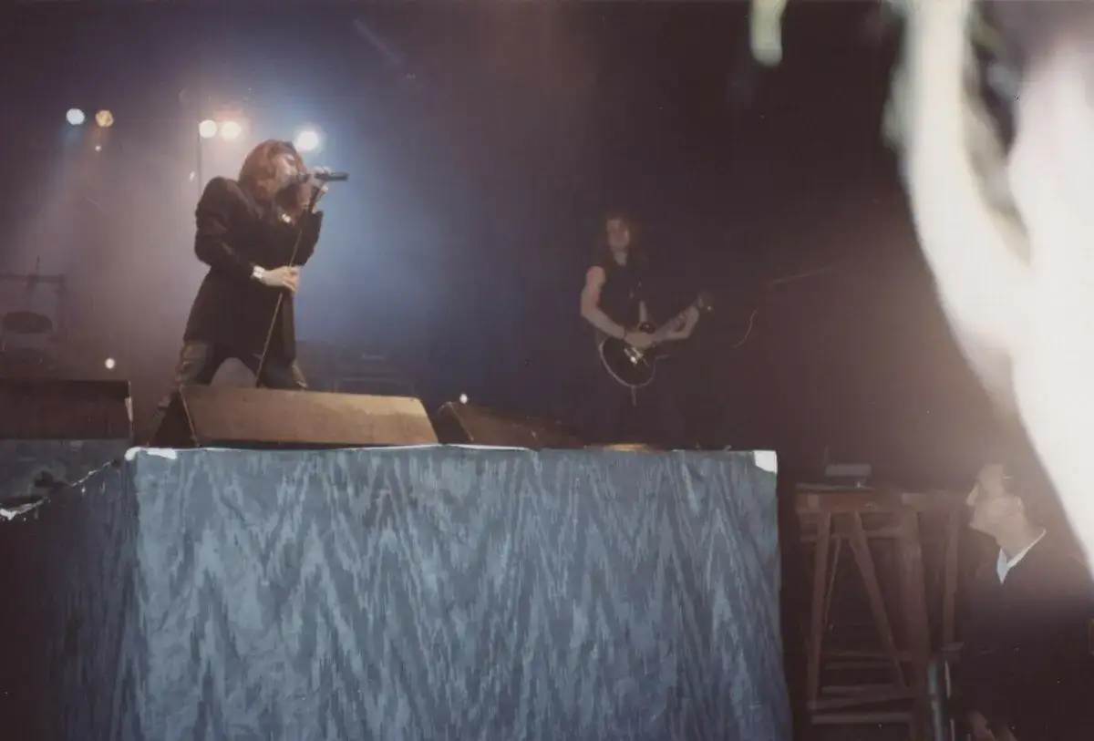 I heroes del silencio sul palco, un cantante con microfono e un chitarrista.