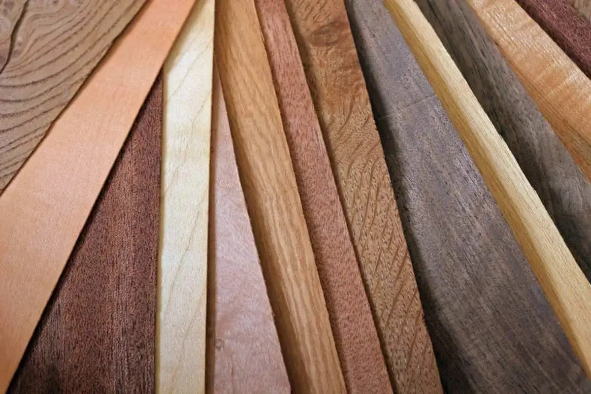 Campione di legni diversi, ideali per il miglior legno per chitarra elettrica, con venature e tonalit&agrave; variegate.