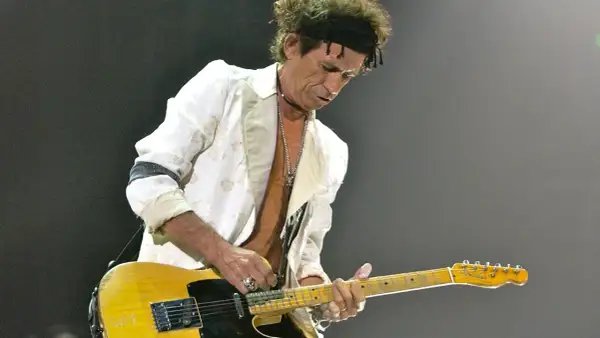Keith Richards con la sua iconica Telecaster, un'anima rock che suona la leggenda.