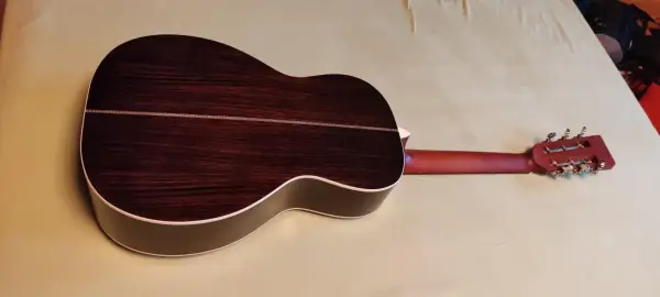 Chitarre Richwood: opinioni positive sul body scuro e il manico in mogano di questa acustica.